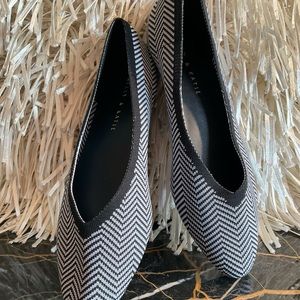 NEW Kelly & Katie Black and White Chevron Skimmers - 8.5
